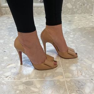 Christian louboutin nude patent leather heels